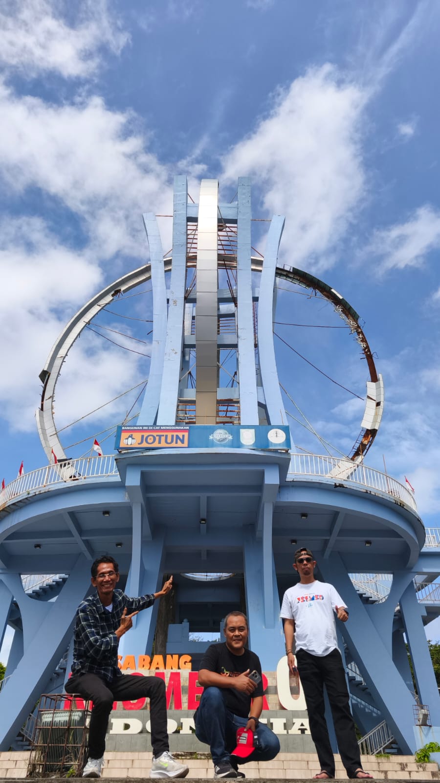 ABADIKAN MOMEN: Usai menghadiri SPS Award 2025, rombongan mengabadikan momen di Titik Nol Sabang. (SPS UNTUK BERAU POST)