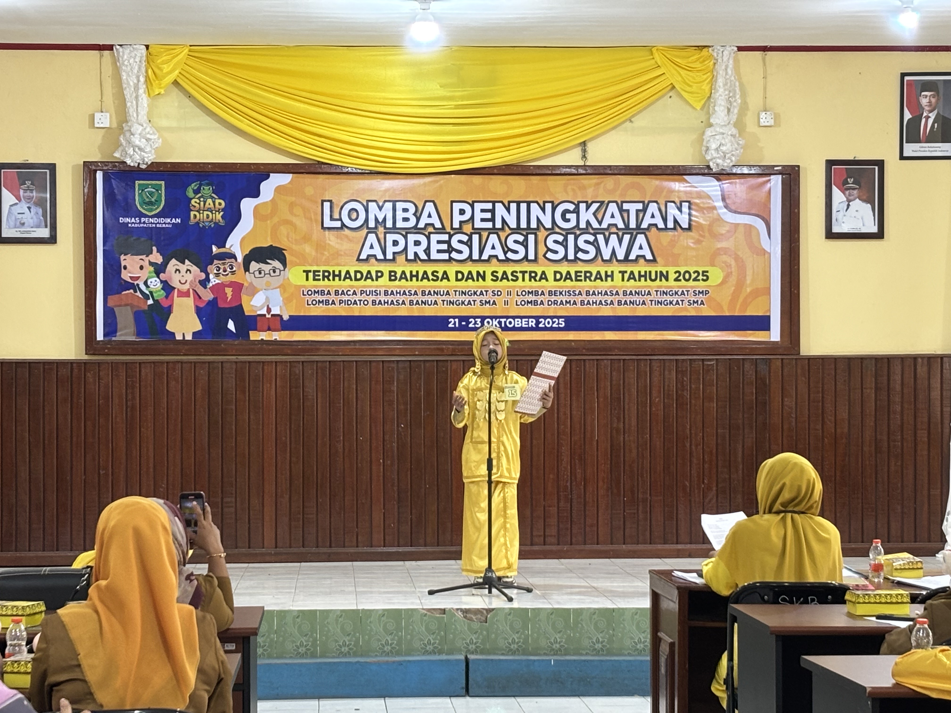 LANGKAH AWAL: Salah seorang pelajar mengikuti lomba apresiasi siswa yang diselenggarakan Disdik Berau, untuk memperkenalkan Bahasa Banua di lingkungan sekolah. (IZZA/BP)