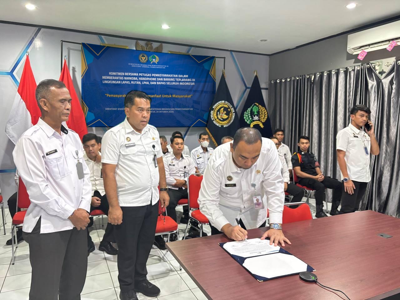 BERTANDA TANGAN: Kepala Rutan Tanjung Redeb Yudhi Khairudin saat melakukan penandatanganan secara daring, kemarin. (ARTA KUSUMA YUNANDA/BP)