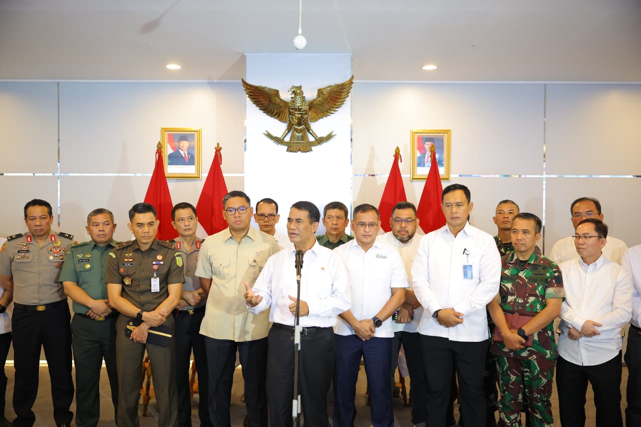 Menteri Pertanian, Amran Sulaiman beserta jajaran mengumkan penurunan harga pupuk untuk petani Indonesia. (DOK KEMENTERIAN PERTANIAN)