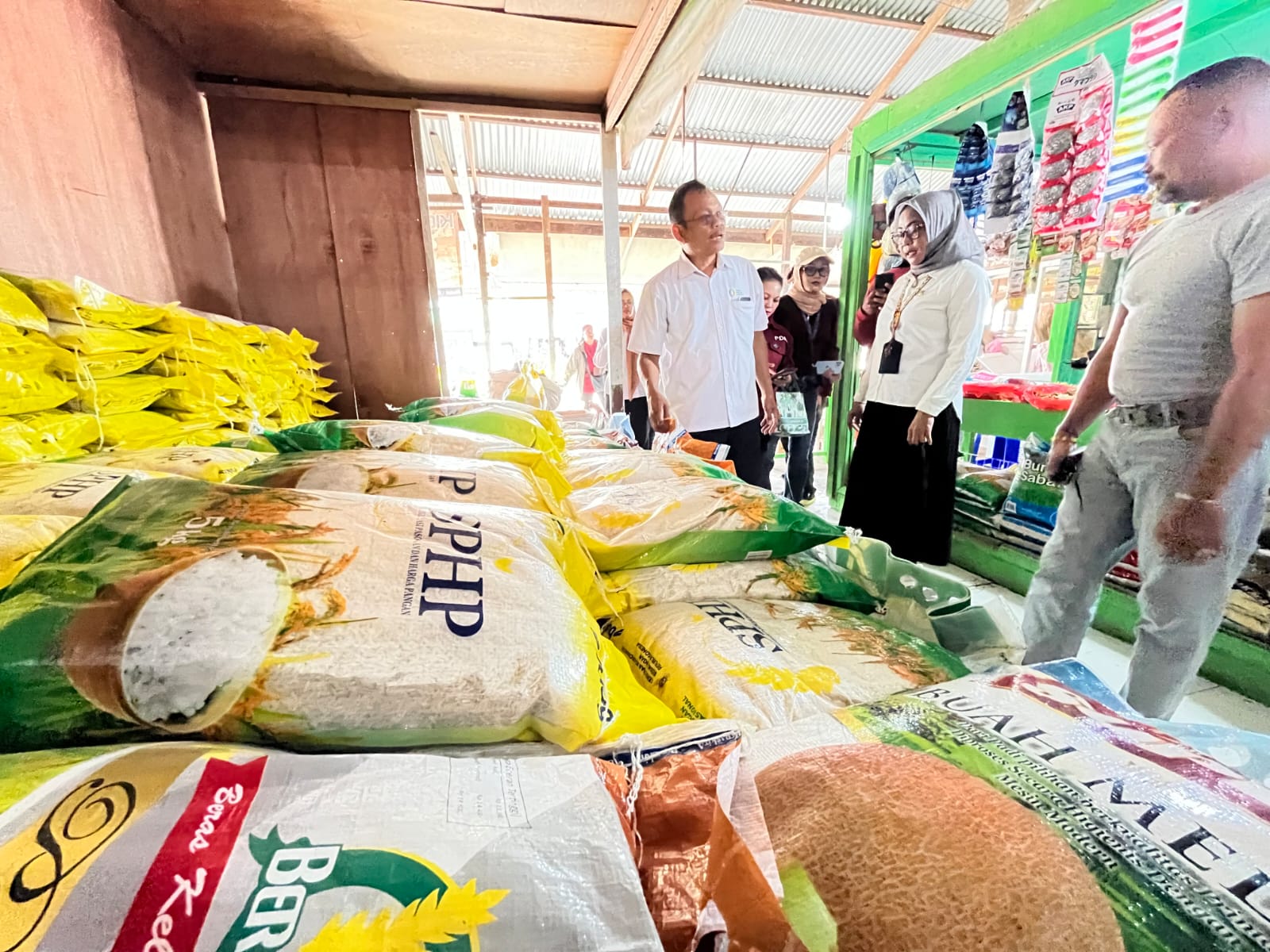 SIDAK KE PASAR: Tim Satgas Pangan Kaltara bersama Bapanas sidak memastikan penerapan HET beras di Pasar Induk Tanjung Selor, Rabu (22/10). (FAISAL/HRK)