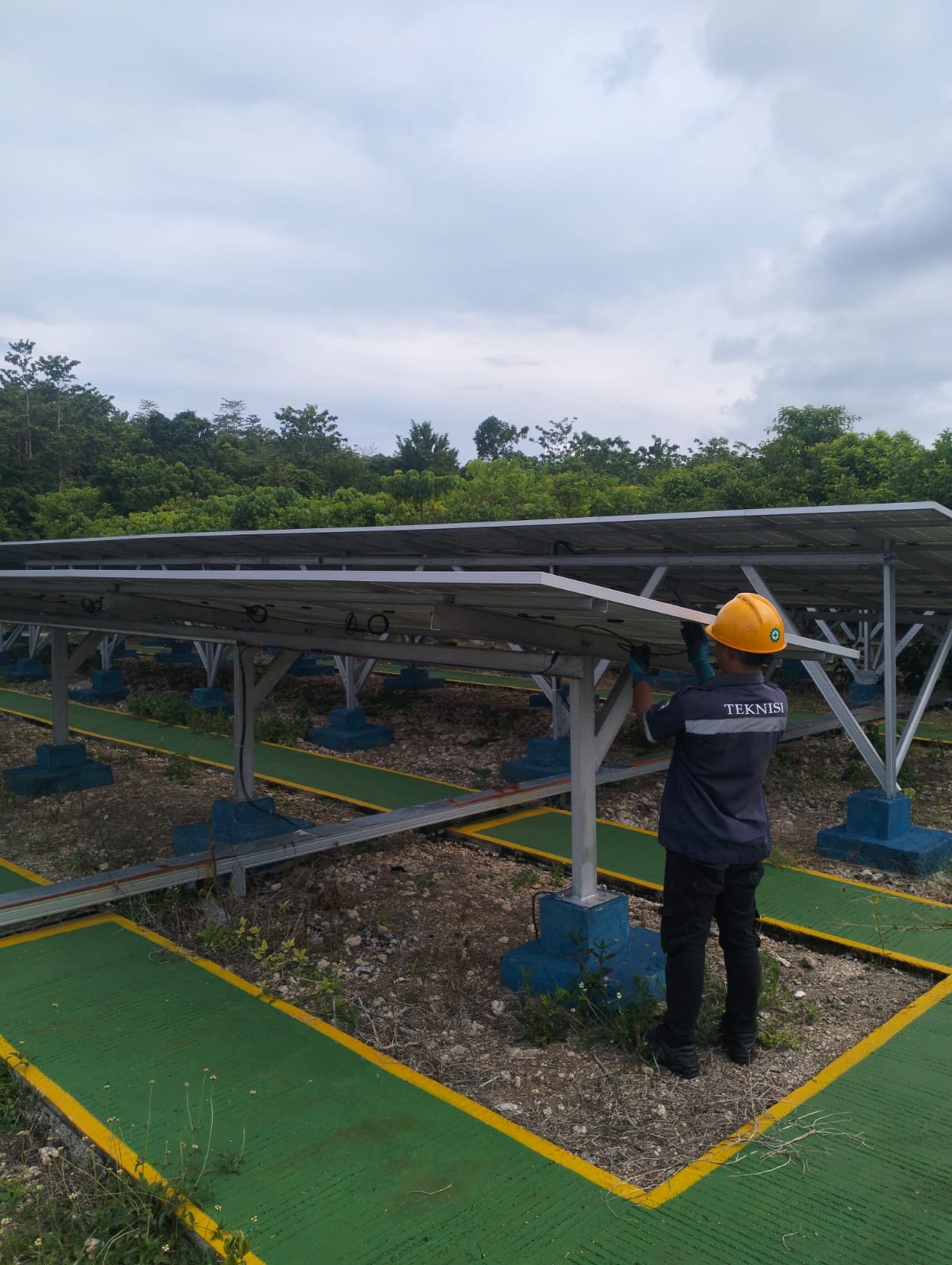 TENAGA SURYA: Seorang teknisi PLN saat melakukan perawatan terhadap PLTS Maratua yang berada di Kampung Teluk Harapan. (PLN UNTUK BERAU POST)