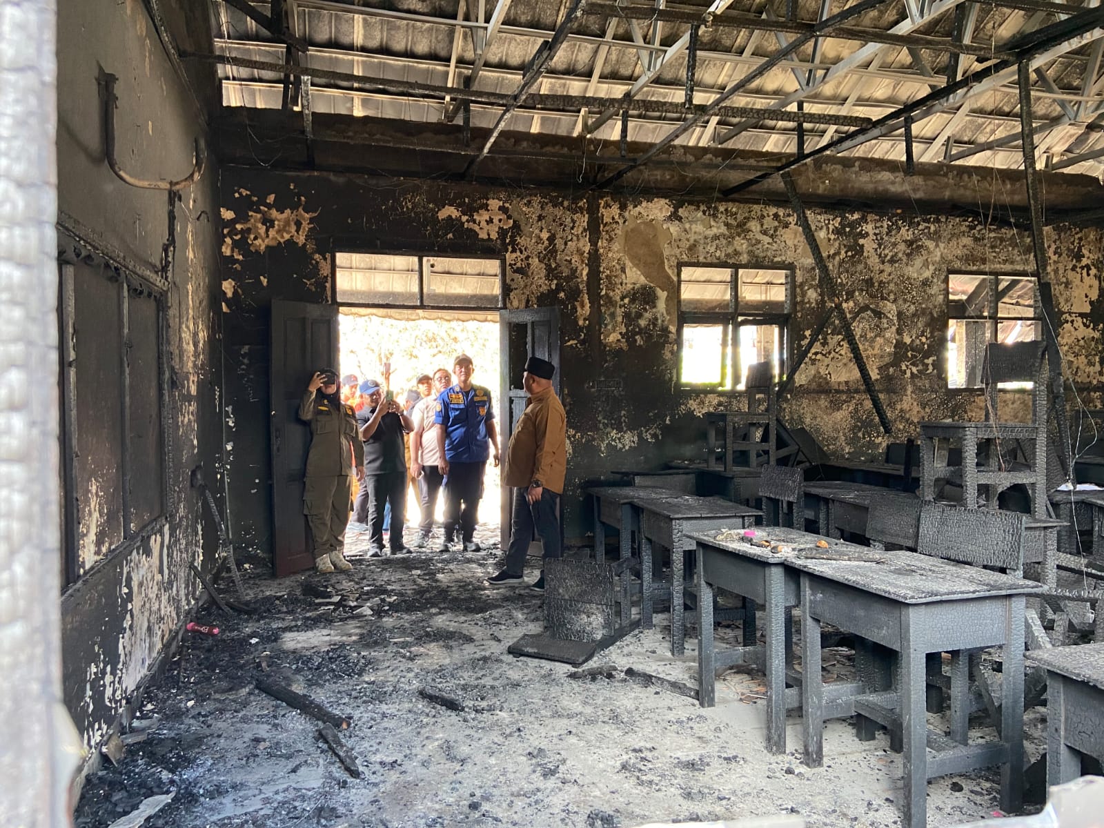 KUNJUNGI SEKOLAH TERBAKAR: Wakil Bupati Berau Gamalis meninjau SMP 1 Segah pascakebakaran pekan lalu. (ARTA KUSUMA YUNANDA/BP)