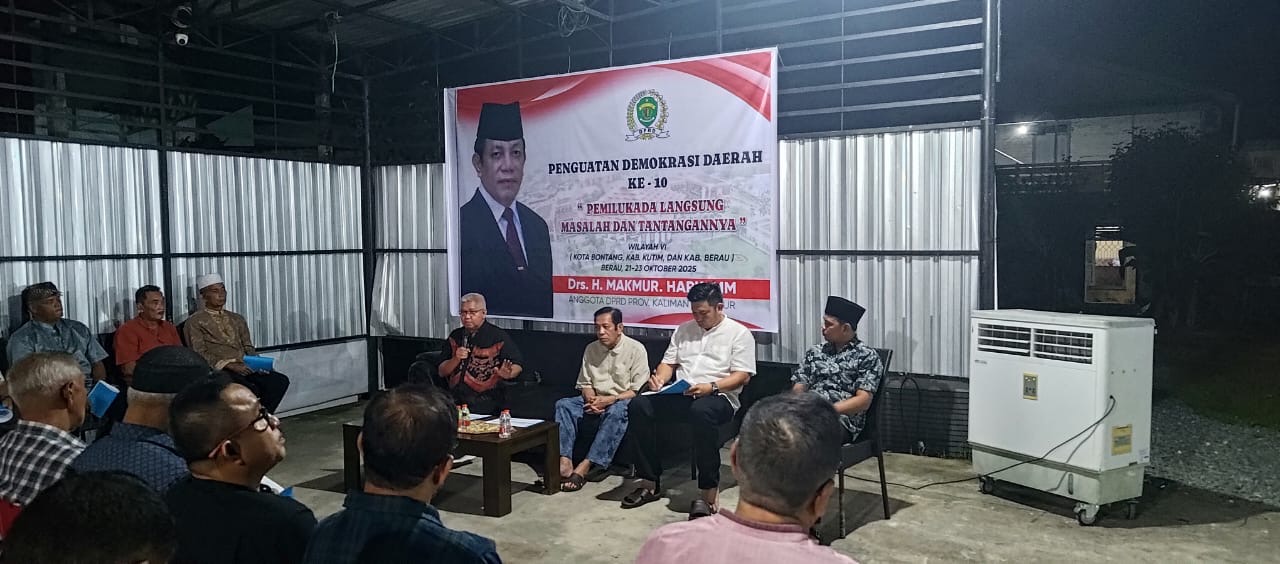TATAP MUKA: Makmur HAPK yang didampingi Kepala Kesbangpol Berau, Salim saat melaksanakan kegiatan PDD ke-10 tentang &ldquo;Pemilukada Langsung Masalah dan Tantangannya&rdquo;. (ARTA KUSUMA YUNANDA/BP)