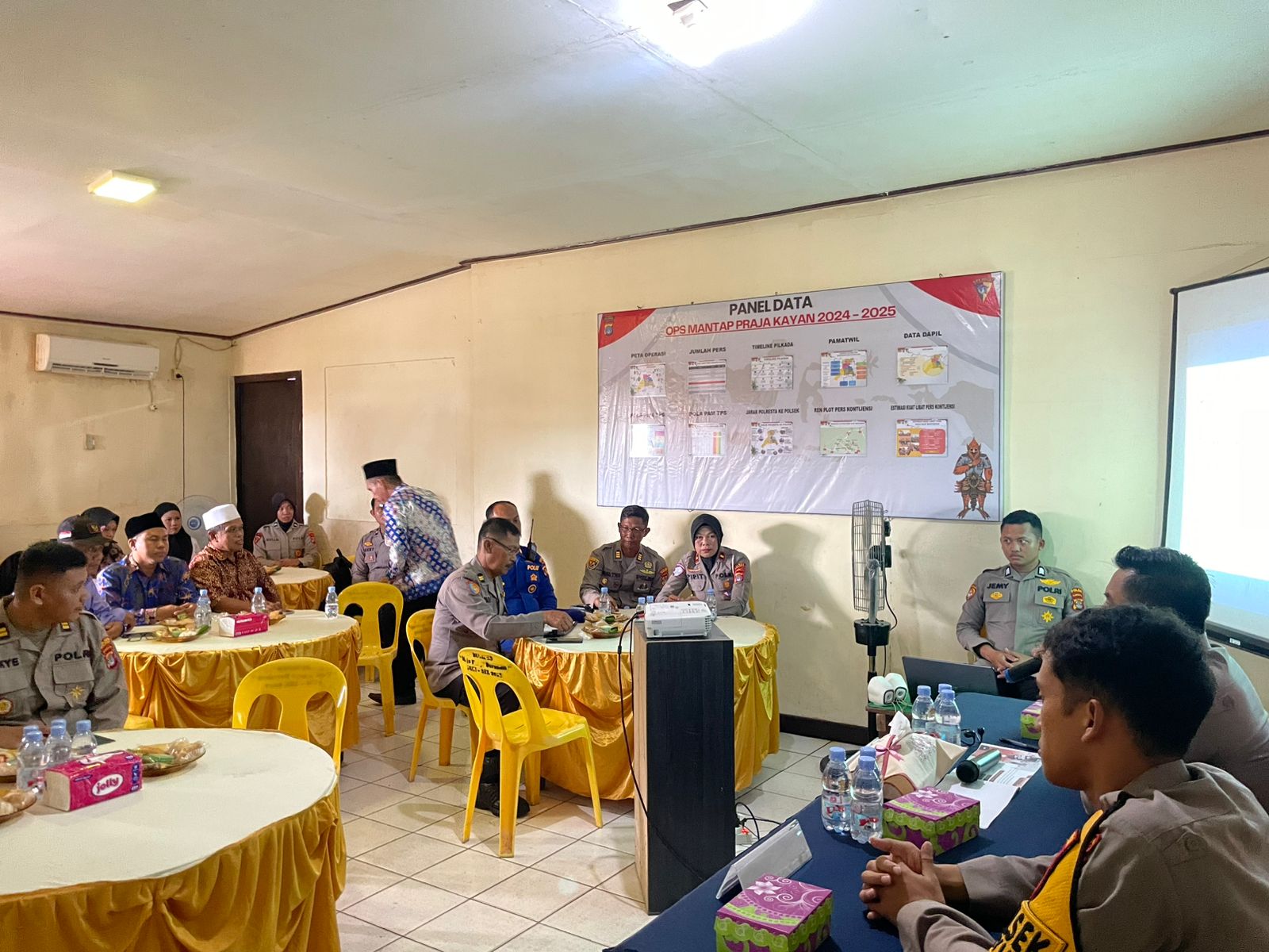 DISKUSI PENGALIHAN: Polres Tarakan bersama Polresta Bulungan diskusi dengan warga Bunyu terkait pengalihan wilayah hukum pekan lalu. (POLRES BULUNGAN UNTUK HRK)