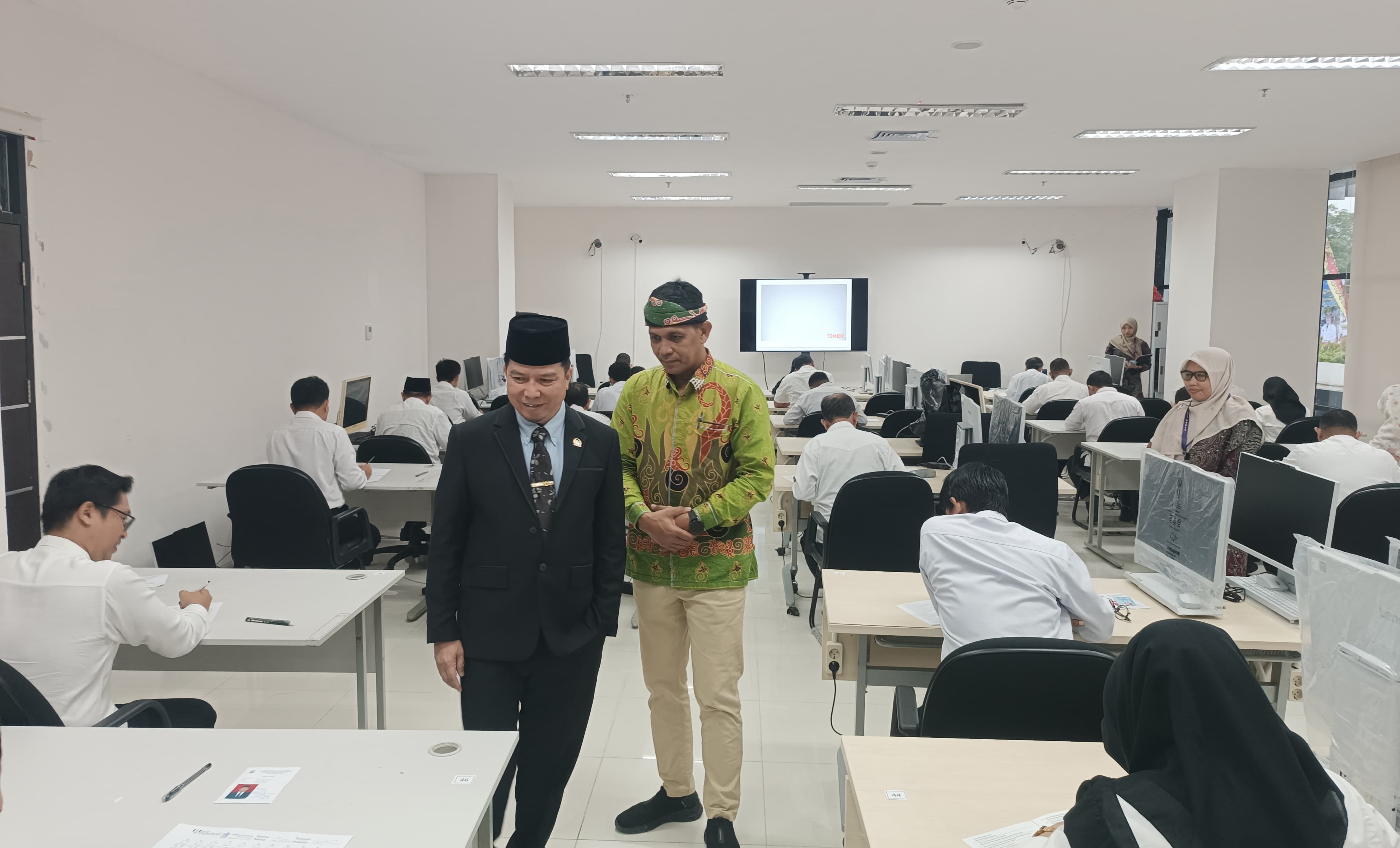 TES TERTULIS: Ketua DPRD Kaltara Achmad Djufrie (berpeci) meninjau jalannya tes tertulis calon anggota KPID Provinsi Kalimantan Utara, Jumat (24/10). (FAISAL/HRK)