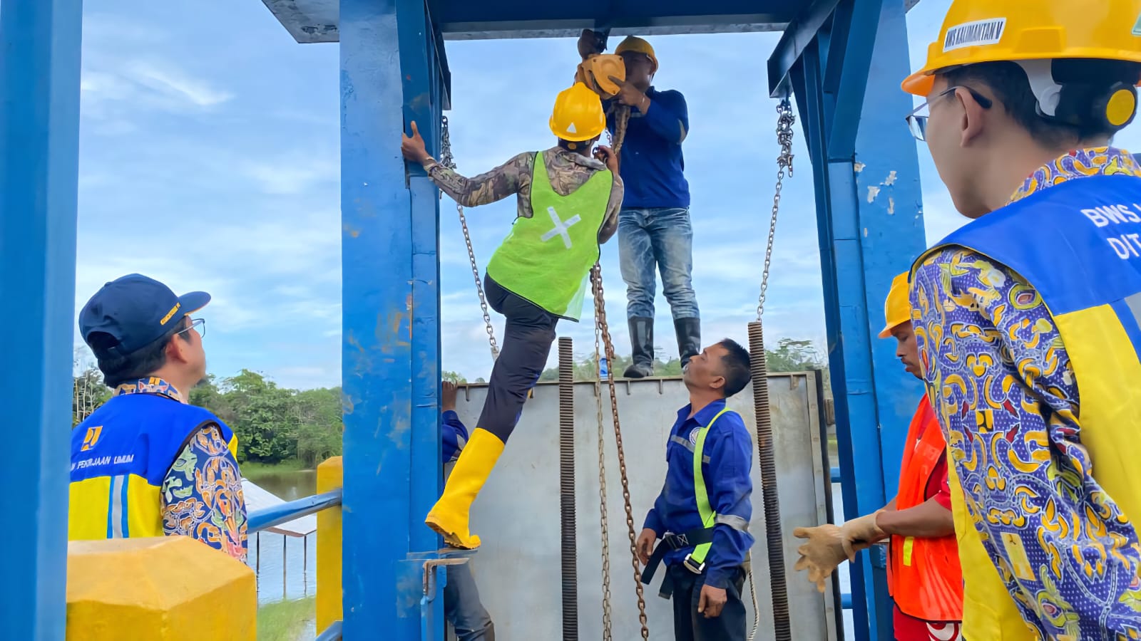 PERBAIKAN PINTU BENDUNGAN: Pekerja masih perbaiki pintu bendungan Binalatung, Kamis (23/10). (SEPTIAN ASMADI/HRK)