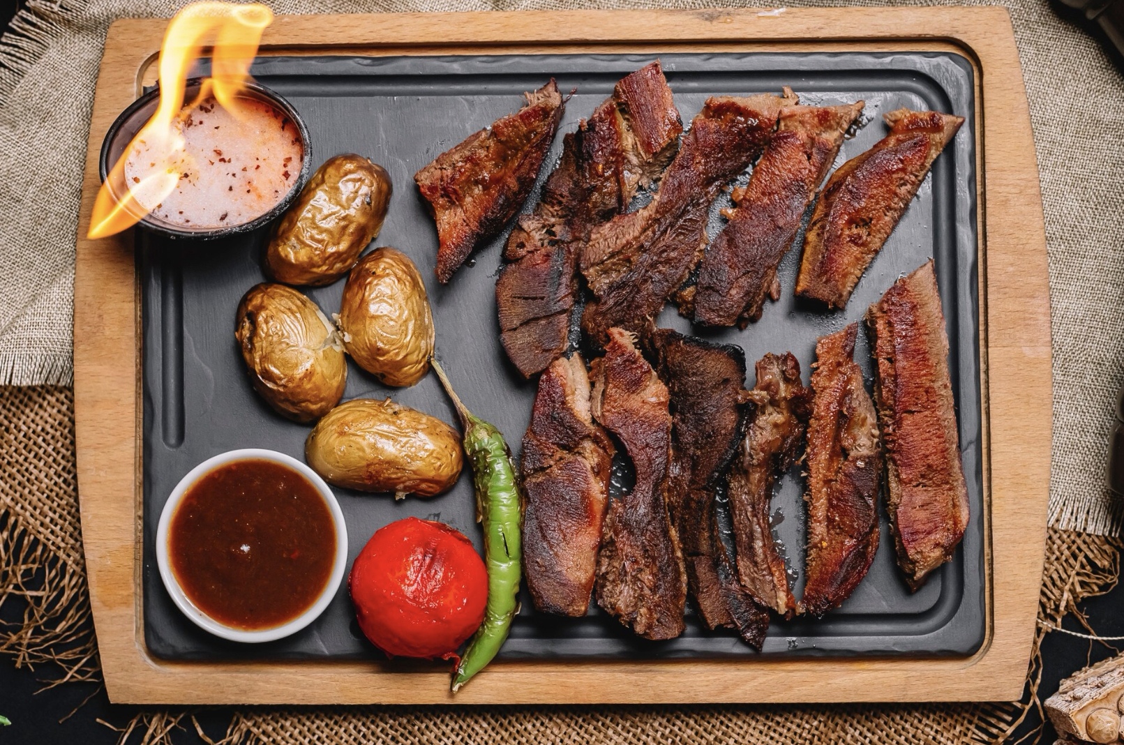 Ilustrasi makanan olahan bakar-bakaran yang bisa memicu kanker jika dikonsumsi berlebihan. (Freepik)