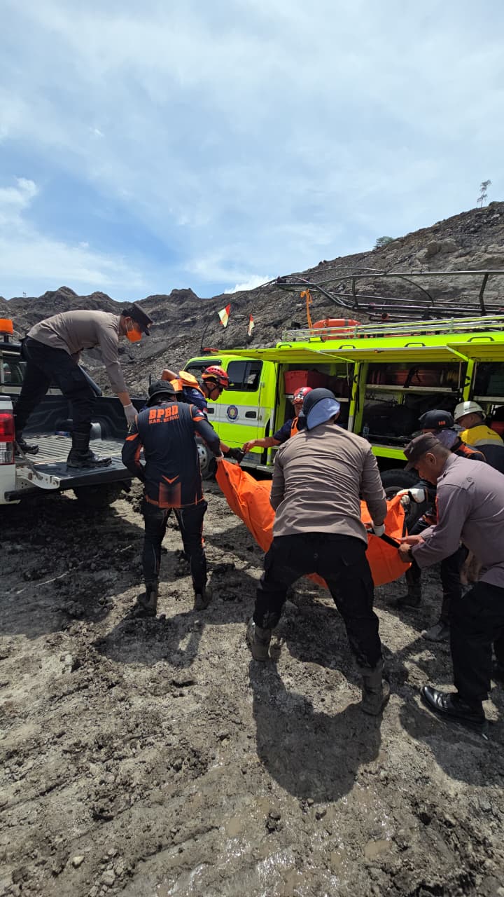 EVAKUASI: Personel gabungan melakukan evakuasi terhadap korban laka tambang di PT SBE, sekira pukul 10.00 Wita, Kamis (23/10). (HUMAS POLRES BERAU UNTUK BERAU POST)