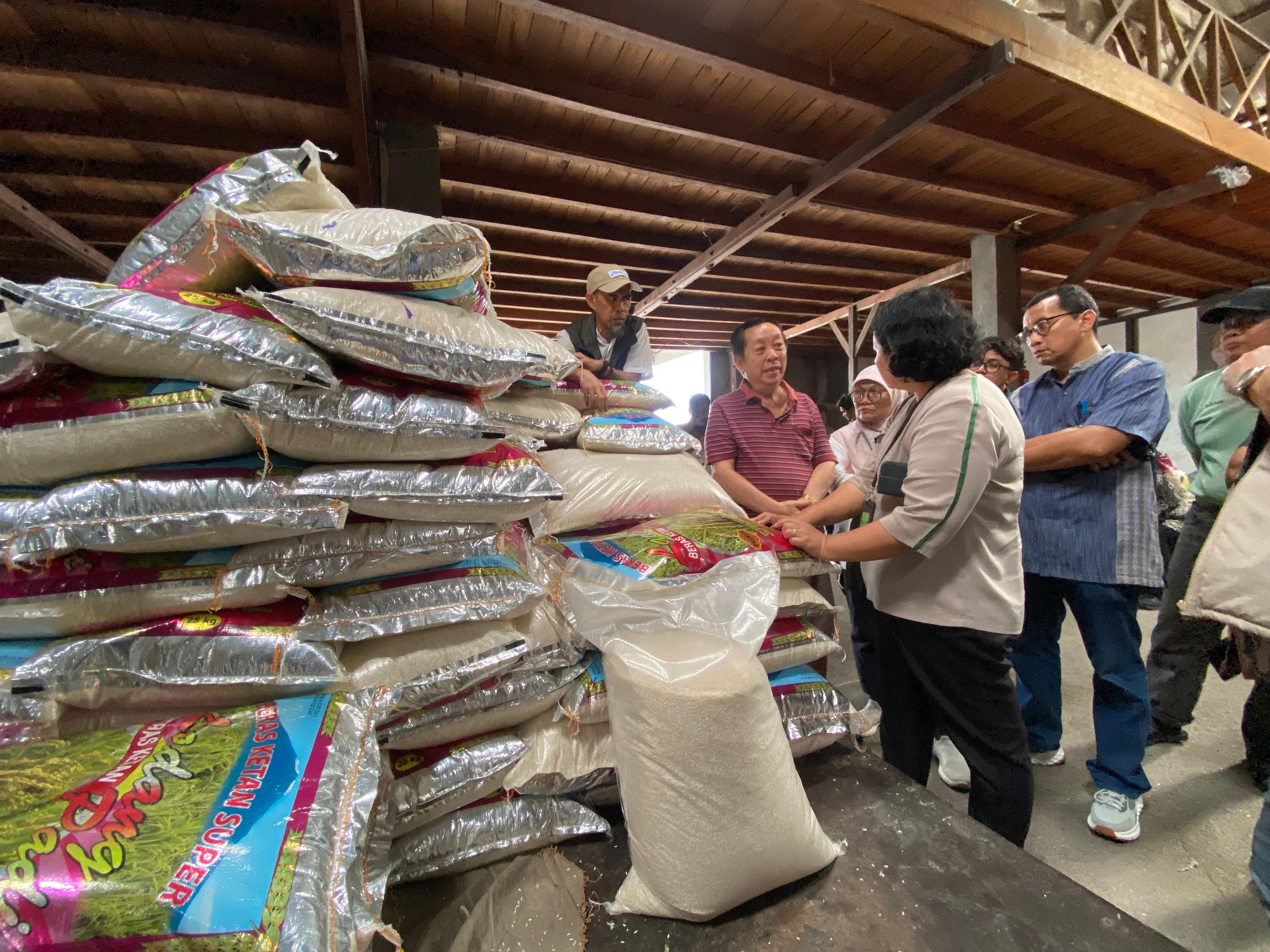 SIDAK: Satgas Pangan Polda Kaltim bersama Pokja Stabilisasi Pasokan Pangan Bapanas melaksanakan inspeksi ke pedagang hingga distributor beras, untuk memastikan penerapan HET  di Berau. (SENO/BP)