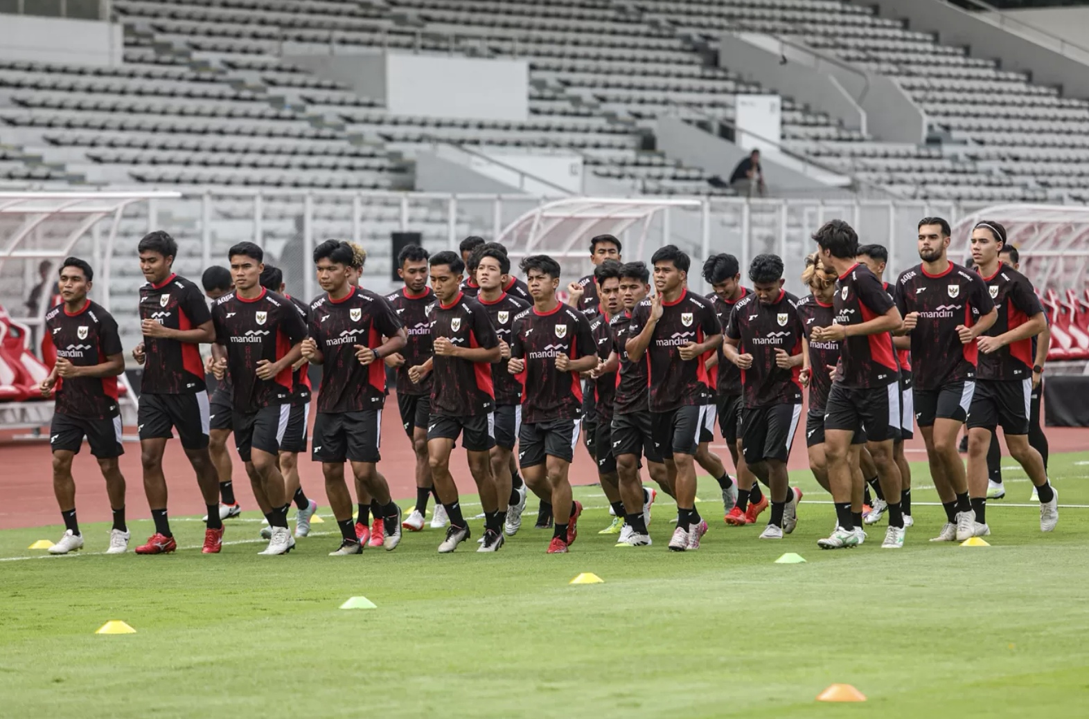 Sejumlah pemain Timnas U-23 mengikuti sesi latihan di Stadion Madya, Kompleks GBK, Jakarta, Kamis (9/10/2025). (Salman Toyibi/Jawa Pos)