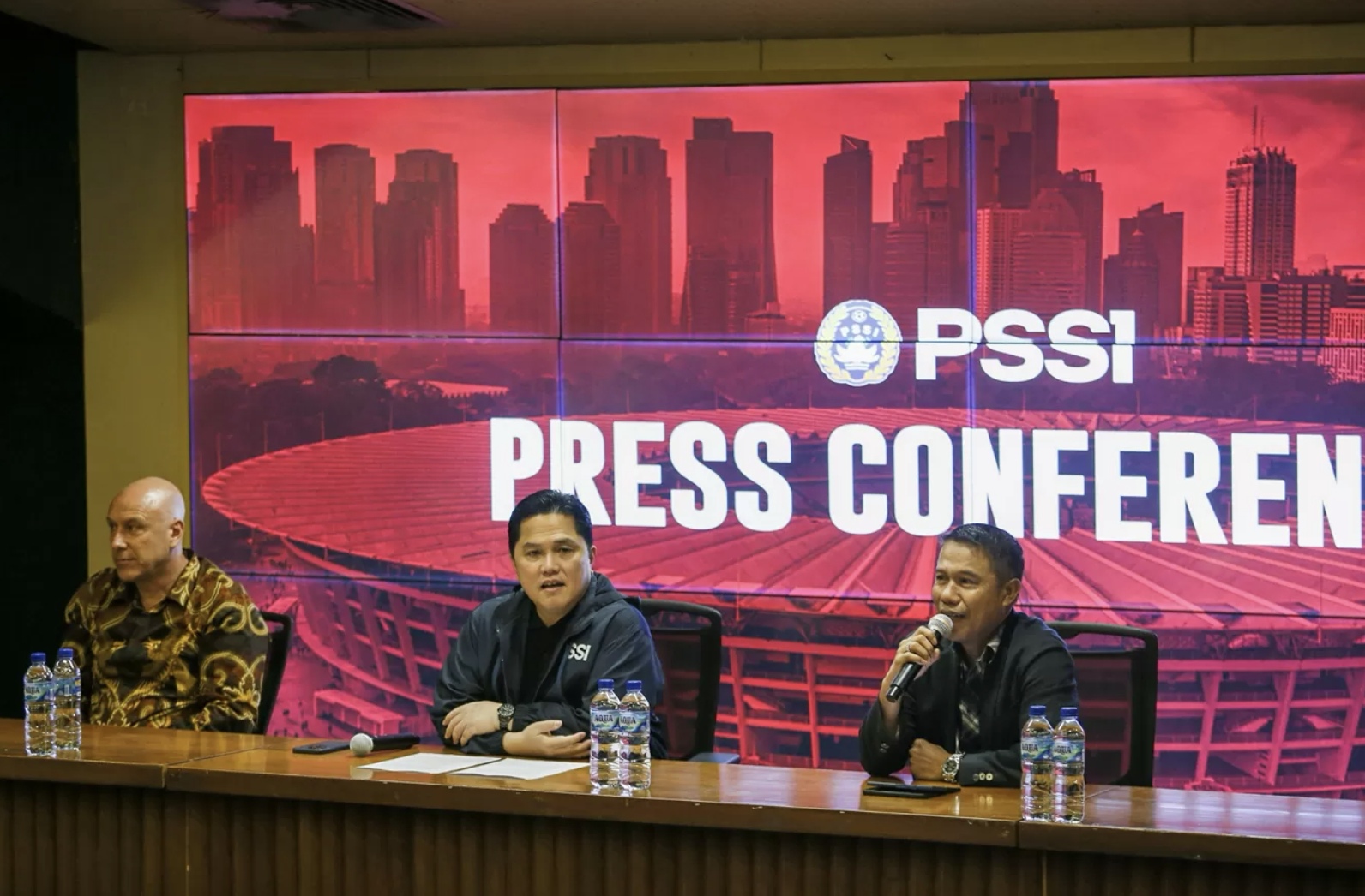 Ketua Umum PSSI, Erick Thohir (tengah), didampingi DIrektur Teknik Alexander Zwiers (kiri) dan Sekjen PSSI Yunus Nusi (kanan) konferensi pers di SUGBK, Jakarta, pada Jumat (24/10) (Salman Toyibi/JP)