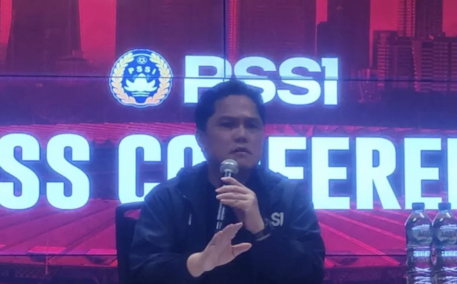 Ketua Umum PSSI Erick Thohir mengatakan pencarian pelatih dilakukan oleh federasi dengan beragam pertimbangan, harus lebih baik dari STY dan Patrick Kluivert. (Dimas Ramadhan/JawaPos.com)