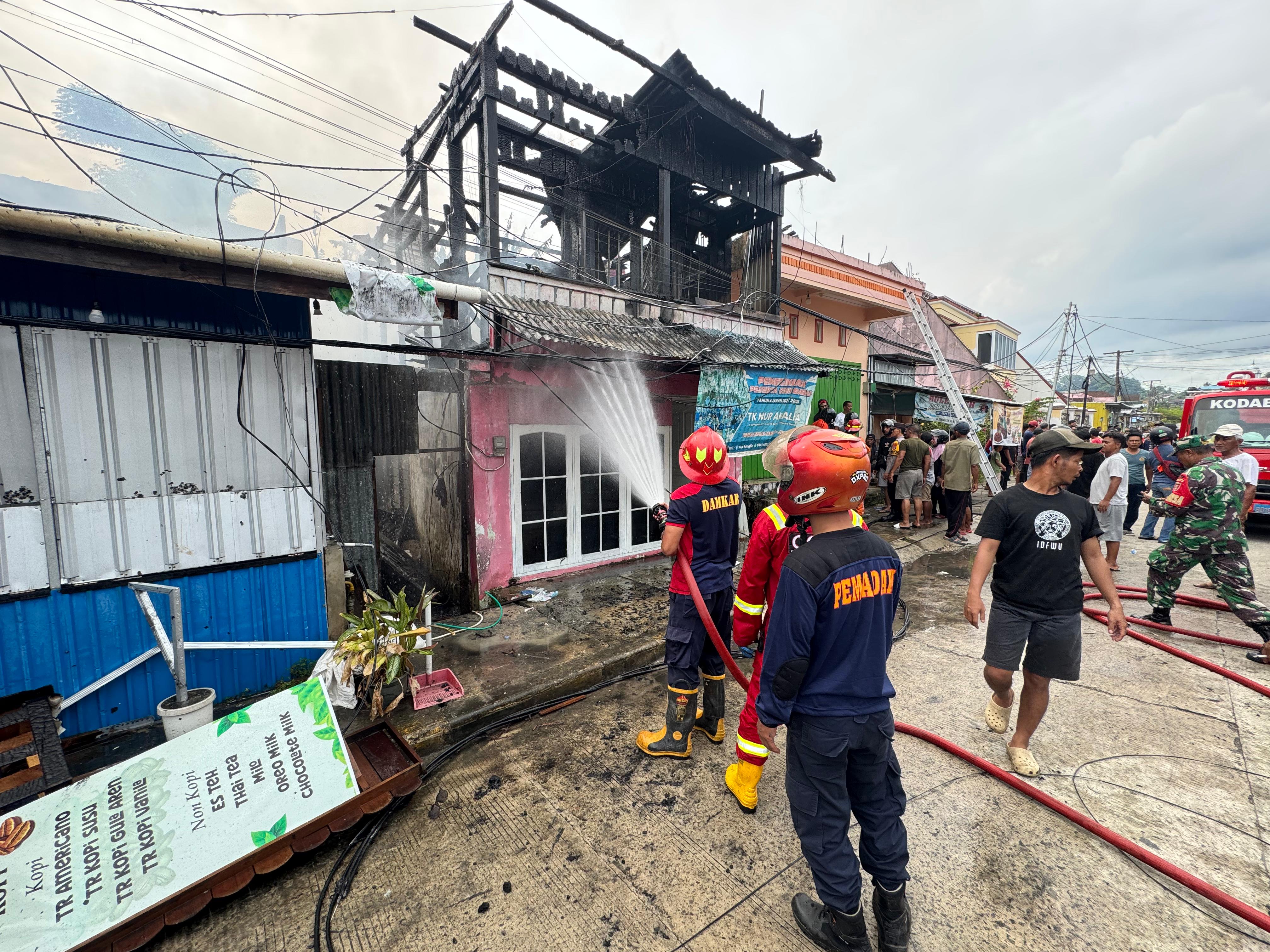 PADAMKAN API: Petugas pemadam kebakaran Tarakan padamkan api di kawasan Sebengkok AL, Kelurahan Sebengkok, Minggu (26/10). (SEPTIAN ASMADI/HRK)