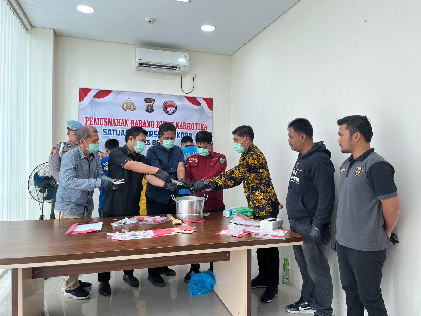 DIMUSNAHKAN: Satresnakroba Polres Berau saat melakukan pemusnahan sabu dengan disaksikan langsung oleh tersangka kemarin. (ARTA KUSUMA YUNANDA/BP)