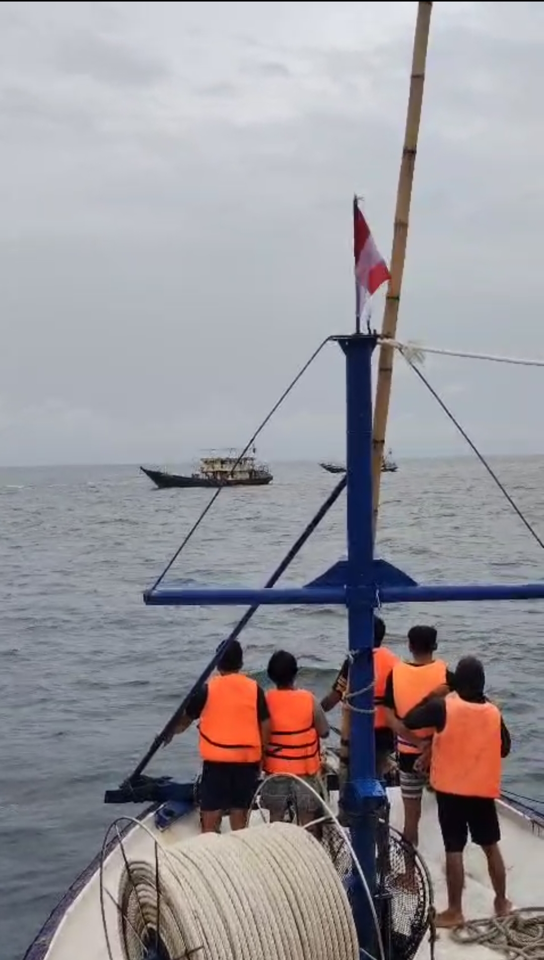 PENCARIAN: Tim gabungan melakukan pencarian terhadap enam ABK yang masih hilang saat bagan yang mereka naiki karam di Perairan Talisayan, Minggu (26/10). (BPBD BERAU UNTUK BERAU POST)