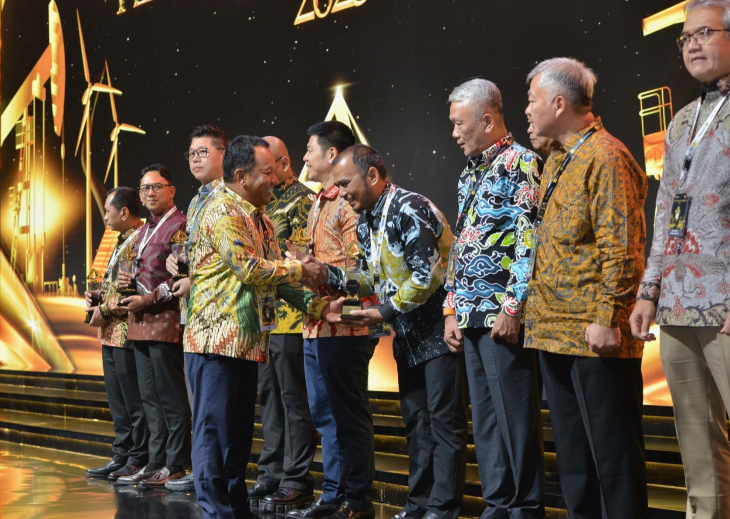 DISERAHKAN:: Kepala Teknik Tambang PT Berau Coal Feri Indrayana menerima penghargaan Subroto Awards untuk keberhasilan Good Mining Practice dari Dirjen Minerba Kementerian ESDM Tri Winarno.