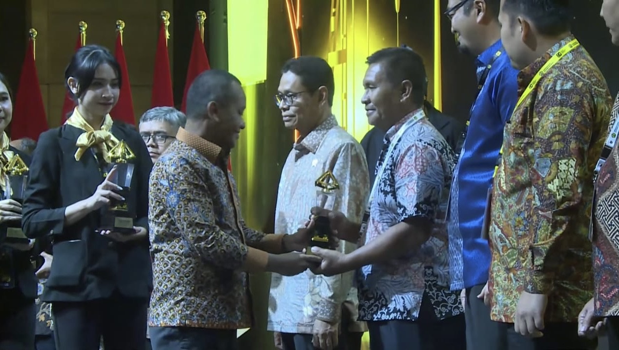 TERIMA PENGHARGAAN: Kampung Balikukup diganjar Penghargaan Soebroto yang diserahkan langsung oleh Menteri ESDM Bahlil Lahadalia. (DPMK BERAU UNTUK BERAU POST)