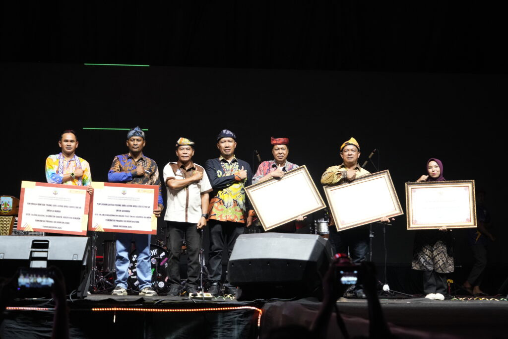 PANGGUNG ENERGI: Gubernur Kaltara, Zainal A. Paliwang (tiga dari kiri) mengukuhkan Gen Z Kaltara yang ditandai dengan penyerahan Surat Keputusan. (DKISP KALTARA)