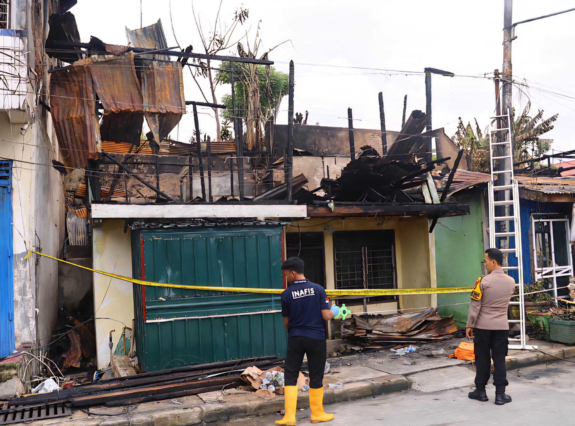 OLAH TKP: Personel Inafis Satreskrim Polres Tarakan lakukan olah TKP kebakaran Jalan Sebengkok AL, Tarakan Tengah, Senin (27/10). (SEPTIAN ASMADI/HRK)