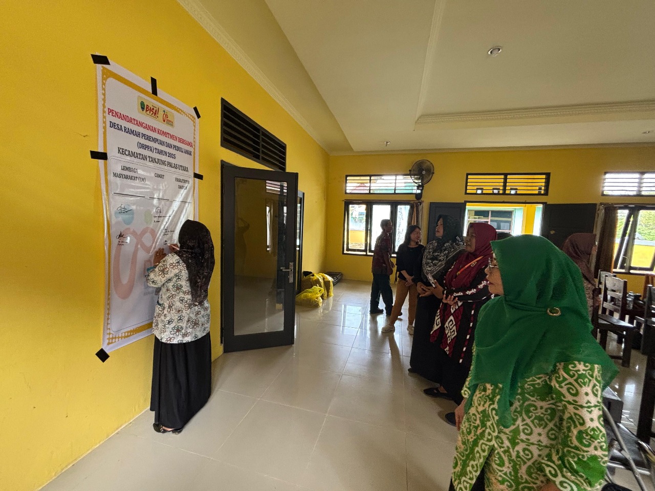 CEGAH KEKERASAN: Penandatanganan komitmen bersama DRPPA di Desa Karang Agung, Kecamatan Tanjung Palas Utara, Selasa (28/10). (ISTIMEWA)