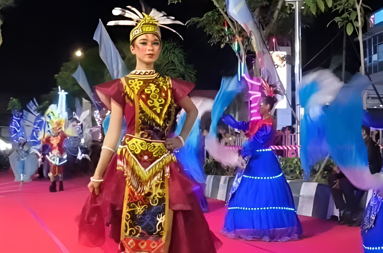 MERIAH: Pawai budaya dan BCC yang dilaksanakan Pemkot Bontang dalam perayaan hari jadi ke-26 Kota Bontang. (DISKOMINFO PEMKOT BONTANG UNTUK BERAU POST)