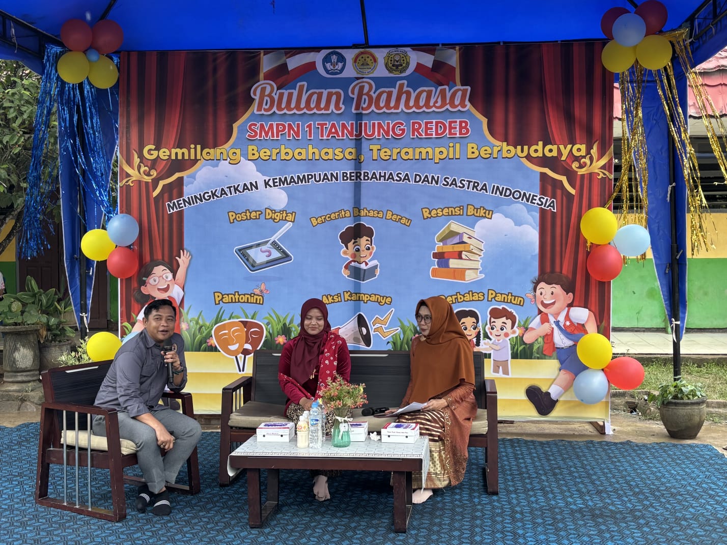 TINGKATKAN LITERASI: SMP 1 Tanjung Redeb menggelar Bulan Bahasa dengan memberikan peningkatan kemampuan literasi melalui jurnalistik yang bekerja sama dengan media lokal Berau Post. (IZZA/BP)