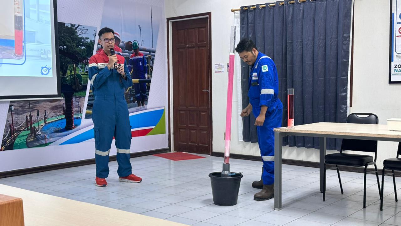 INOVASI: Jalu menunjukkan hasil inovasinya di Sangasanga. (ENDRO S EFENDI/BERAU POST)