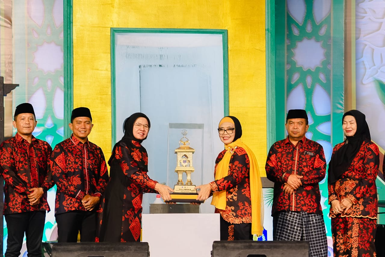 PIALA BERGILIR: Penyerahan piala bergilir MTQ dari Wali Kota Bontang Neni Moerniaeni kepada Sekda Bontang Aji Erlinawaty selaku Ketua Panitia Pelaksana MTQ ke-18. (KMF-ADIEPRAJA UNTUK BERAU POST)