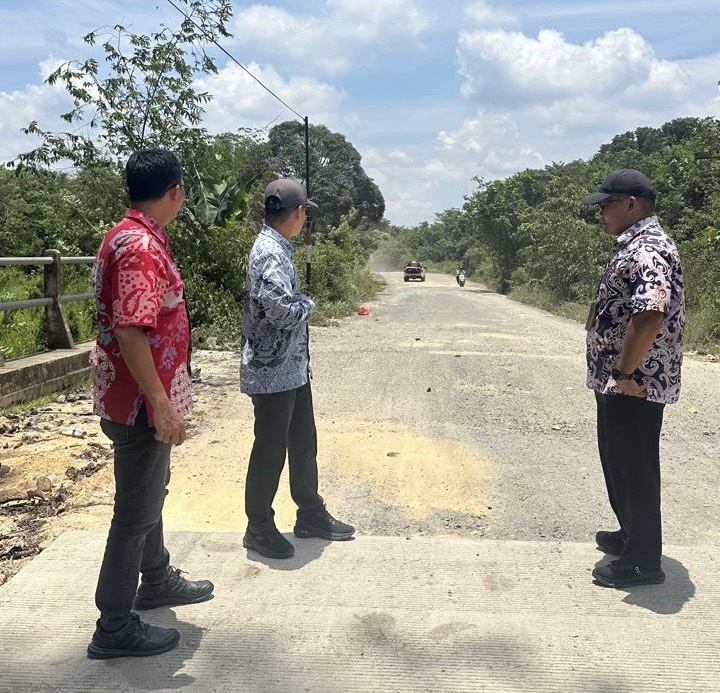 MASIH BUTUH ANGGARAN: Menuntaskan ruas jalan poros di Segah, DPUPR Berau masih butuh anggaran mencapai Rp 40 miliar untuk tuntaskan dua ruas pekerjaan sehingga mulus total. (SENO/BP)