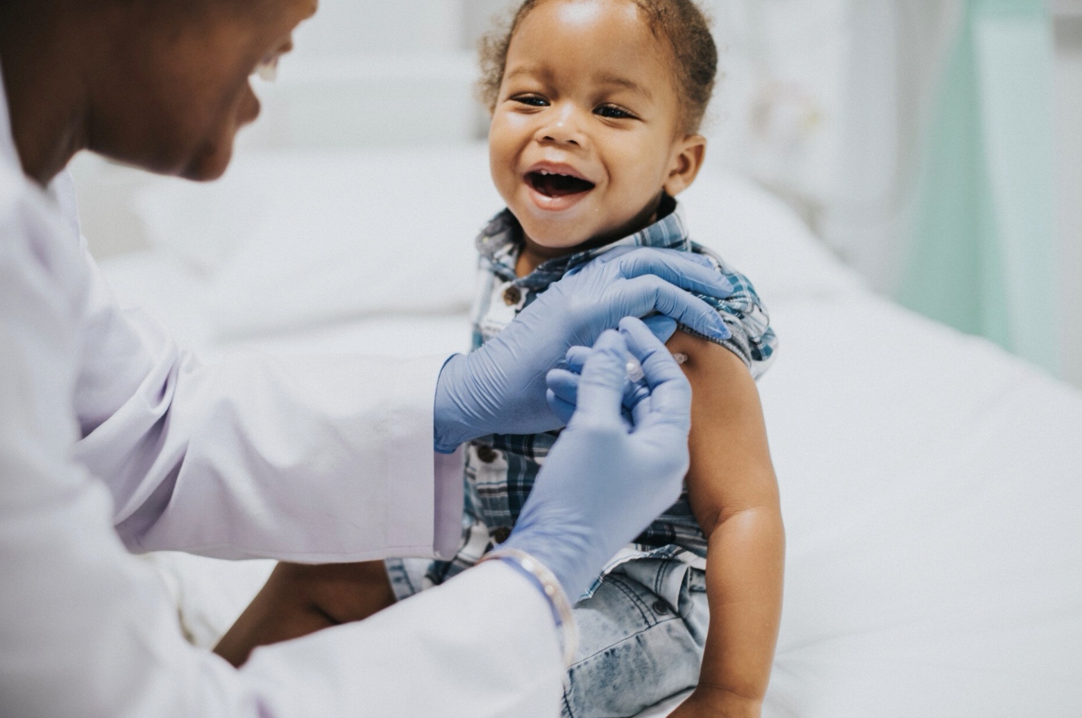 Ilustrasi imunisasi pada anak. (Freepik)
