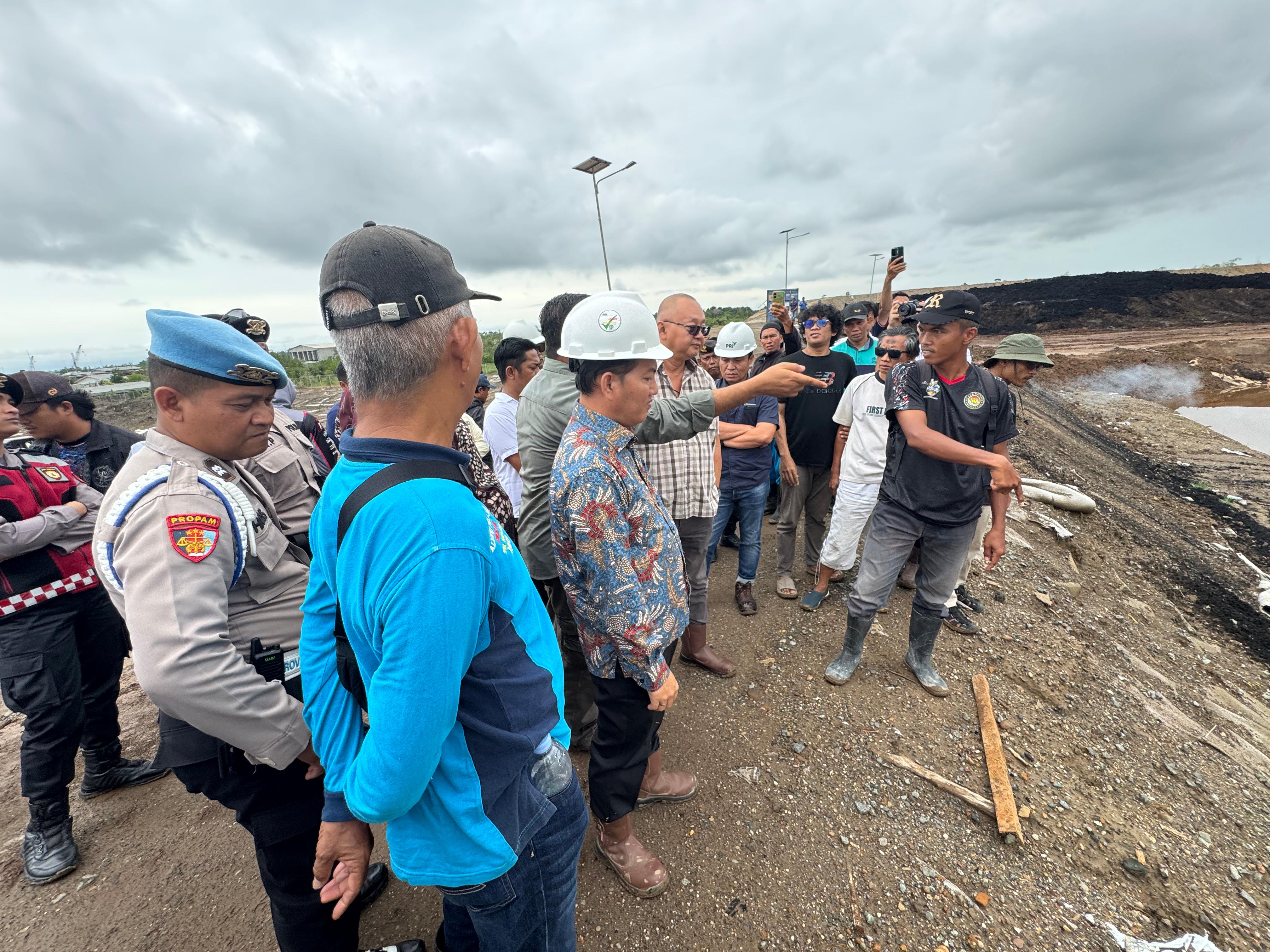 TINJAU LAHAN: DPRD Tarakan dan warga lihat kondisi parit serta pembuangan limbah di lingkungan PT PRI, Rabu (29/10). (SEPTIAN ASMADI/HRK)