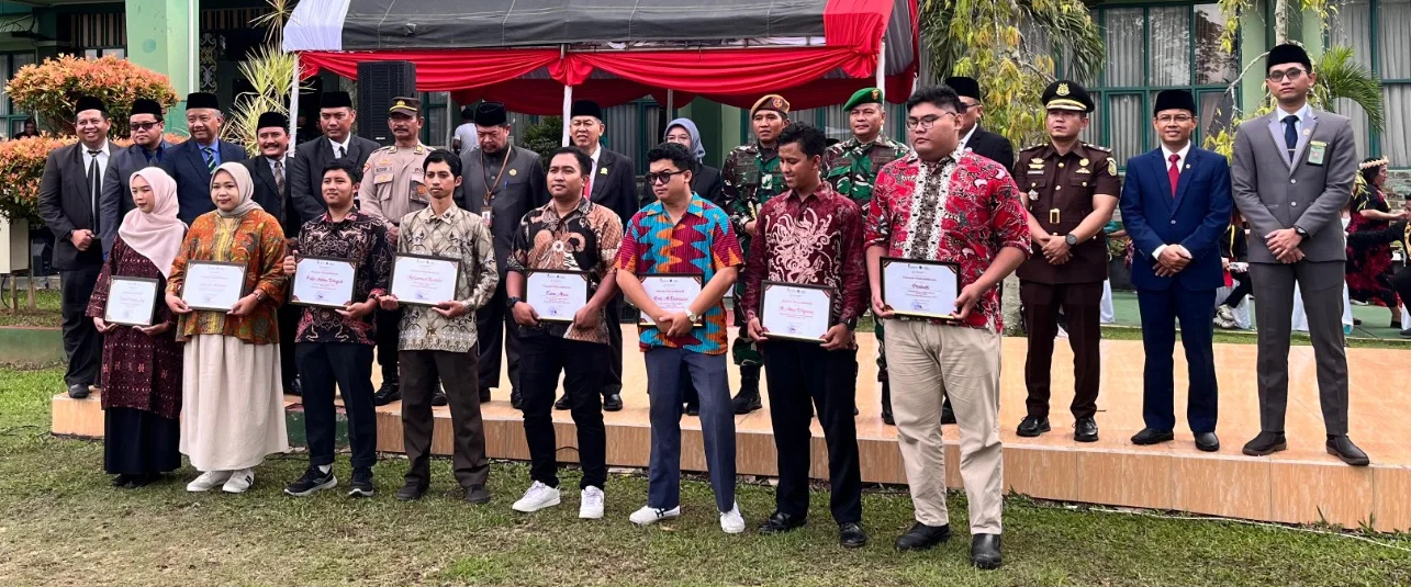 SUMPAH PEMUDA: Momen foto bersama peraih penghargaan pemuda-pemudi kreatif Kota Bontang di upacara Hari Sumpah Pemuda. (SITI ROSIDAH UNTUK BERAU POST)