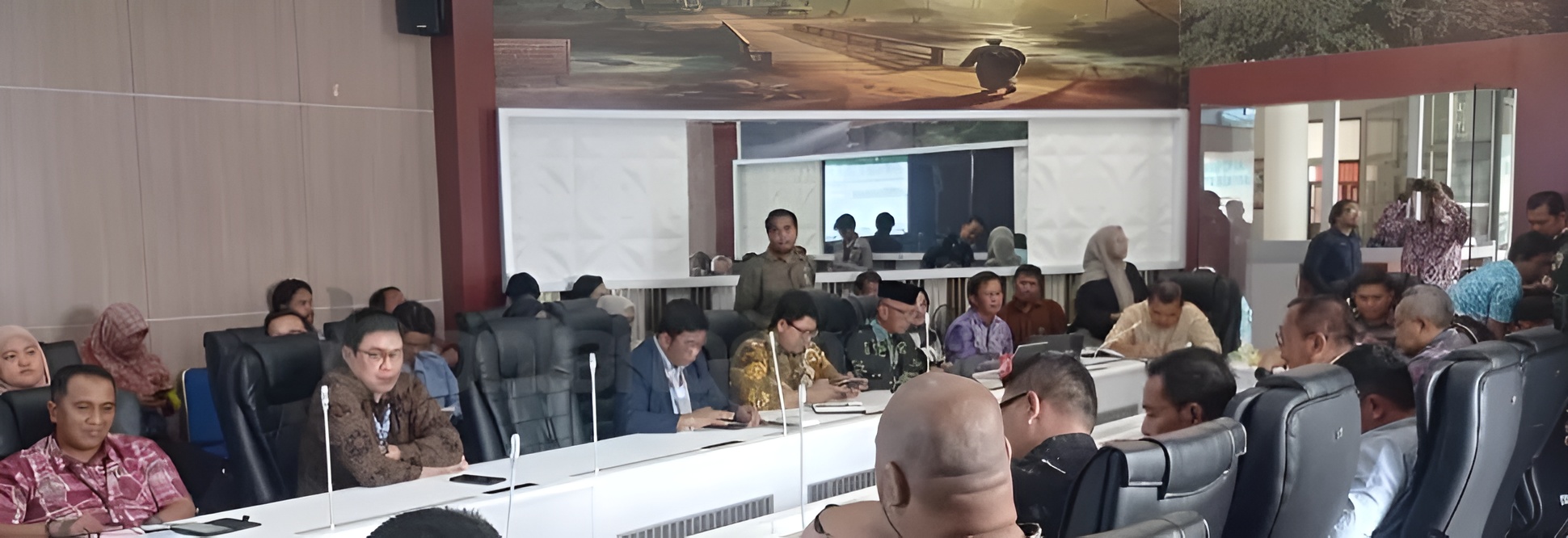 RAPAT KESIAPAN: Pemkot Bontang bersama Askot PSSI Bontang dan pihak-pihak terkait saat melaksanakan rapat pembentukan tim Bontang Khatulistiwa FC. (ADEL KHUNDARA/KP)