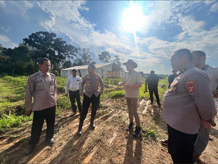 CEK LAPANGAN: Kepala DTPHP Berau, Junaidi, bersama Kapolres Berau, AKBP Ridho Tri Putranto, melaksanakan peninjauan lahan di Kecamatan Sambaliung, akan dilakukan penanaman jagung dalam waktu dekat.