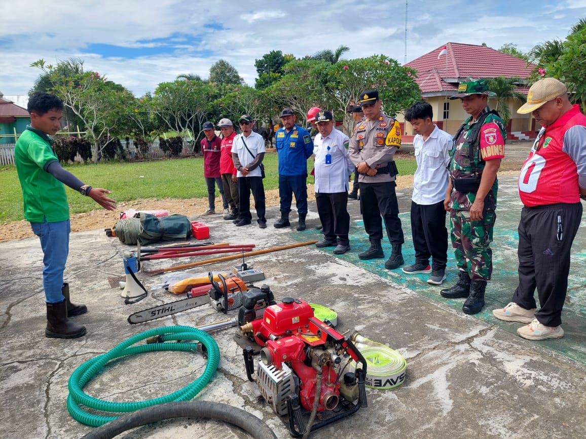 LANGKAH ANTISIPASI: Pelaksanaan pelatihan sekaligus sosialisasi pencegahan kebakaran yang dilaksanakan PT DLJ di tiga desa. (PT DLJ UNTUK BERAU POST)