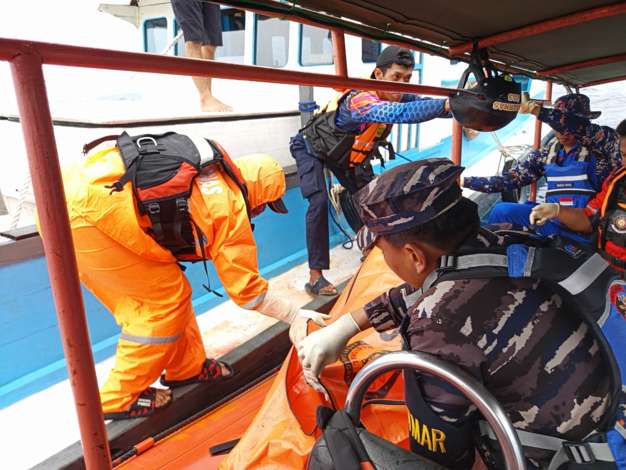 EVAKUASI: Tim SAR Gabungan mengevakuasi satu orang korban meinggal dunia berjenis kelamin laki-laki setengah mil dari lokasi kejadian. (TIM SAR GABUNGAN UNTUK BP)