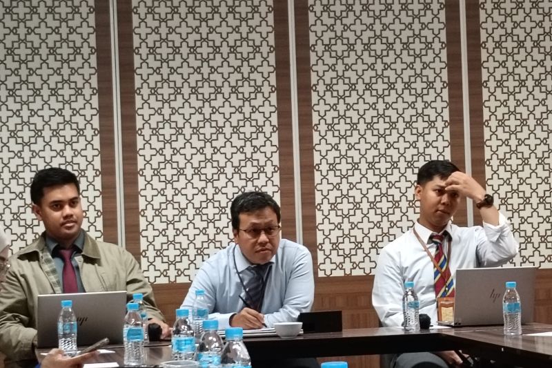 Deputi Kepala Perwakilan Bank Indonesia Provinsi Kaltara, Seno Indarto (tengah) di Tarakan, Senin (27/10). (SUSYLO ASMALYAH/ANTARA)