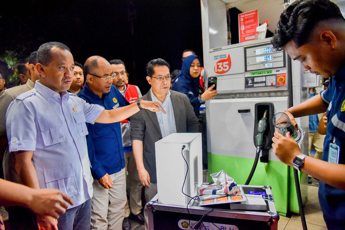 Menteri ESDM Bahlil Lahadalia melakukan sidak ke SPBU di Malang setelah ramai keluhan motor &lsquo;brebet&rsquo; usai isi pertalite. (Dok ESDM)