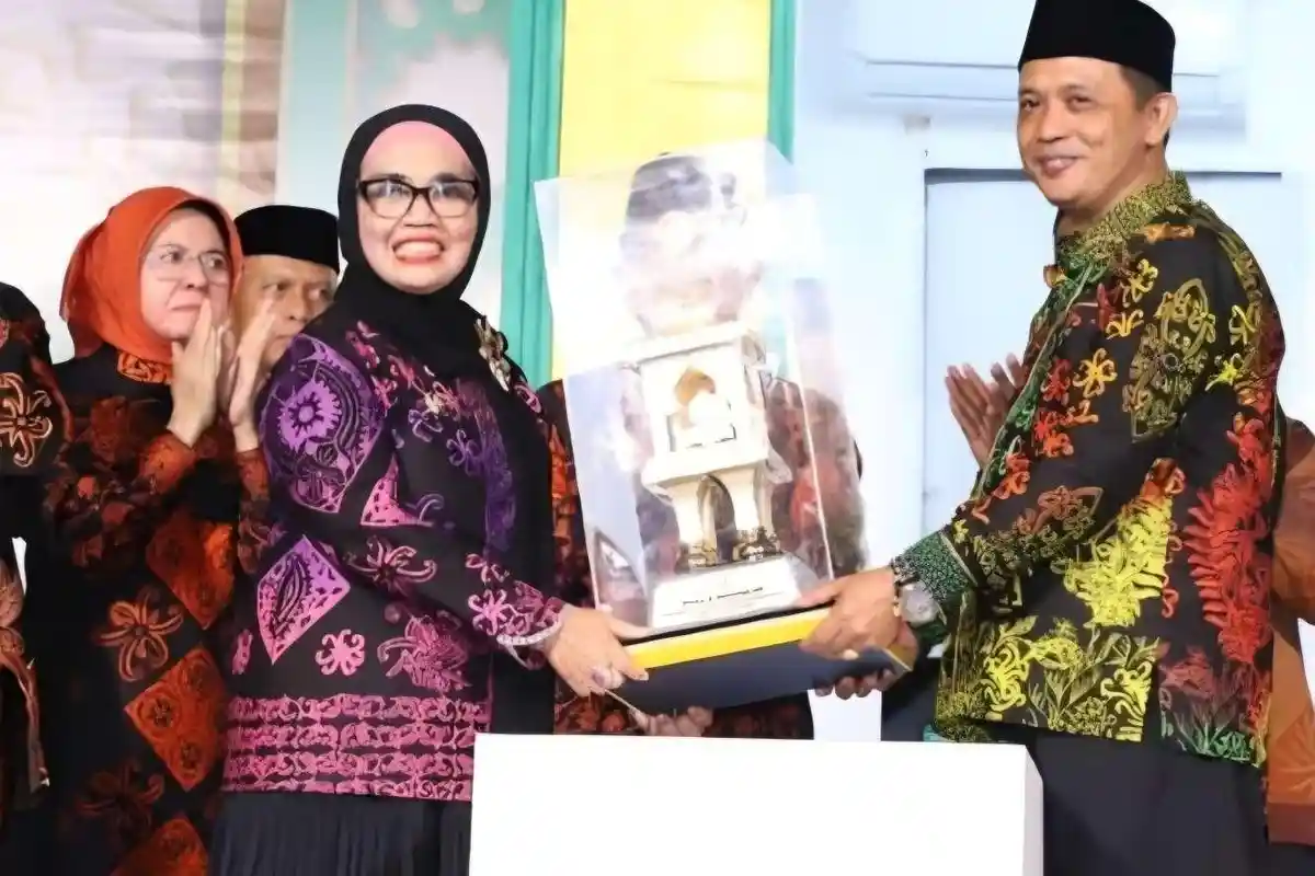 PENTUPAN: Wali Kota Bontang Neni Moerniaeni menyerahkan piala bergilir kepada kafilah Bontang Selatan yang menjuarai MTQH ke-18. (PROKOMPIM BONTANG UNTUK BERAU POST)