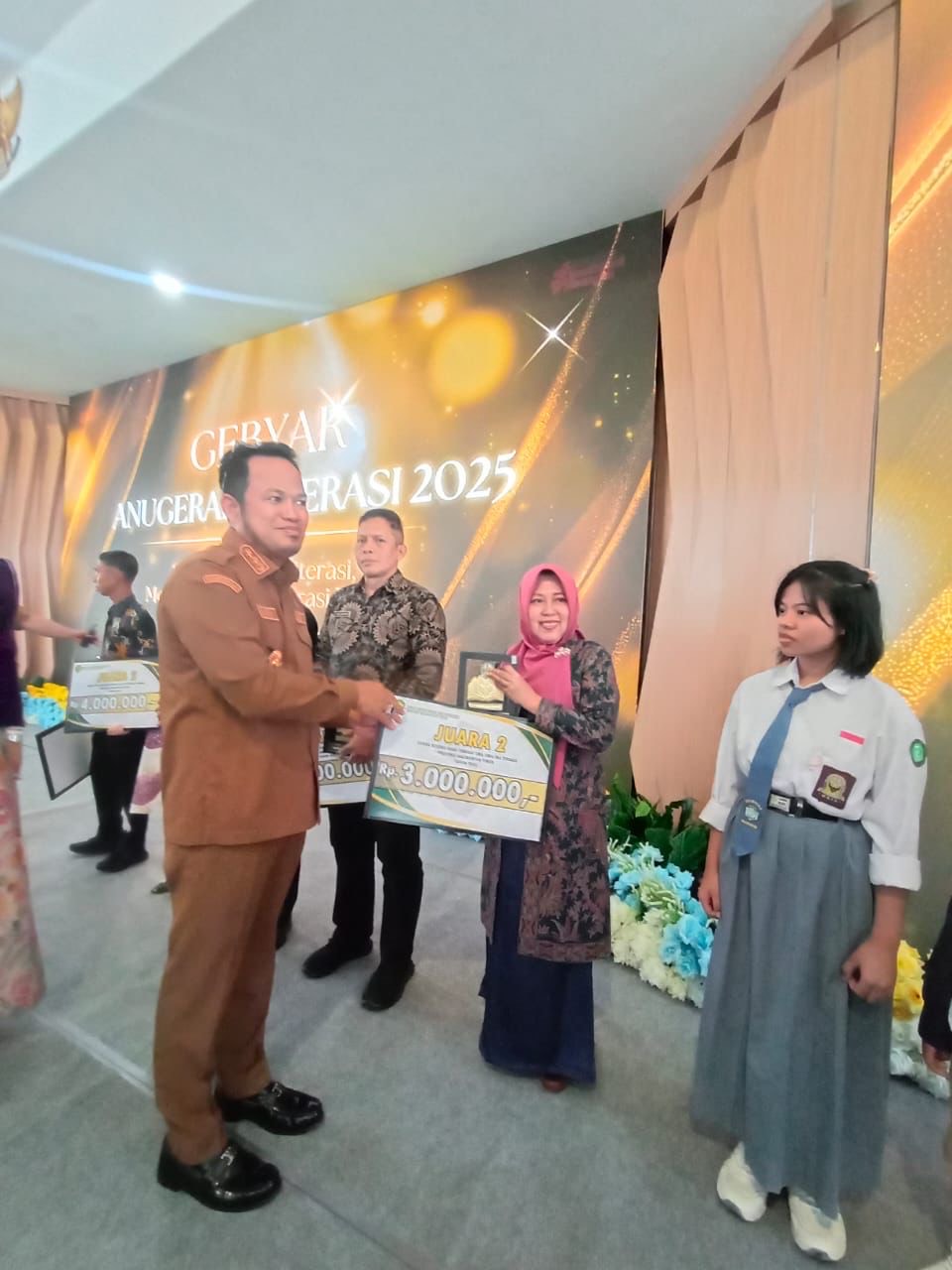 PRESTASI: Gubernur Kaltim Rudy Mas&rsquo;ud menyerahkan hadiah ke Perpustakaan Surung Barintak SMP 3 Tanjung Redeb yang meraih Juara Lomba Perpustakaan Sekolah Tingkat Provinsi Kaltim 2025. (DISPUSIP BERAU)