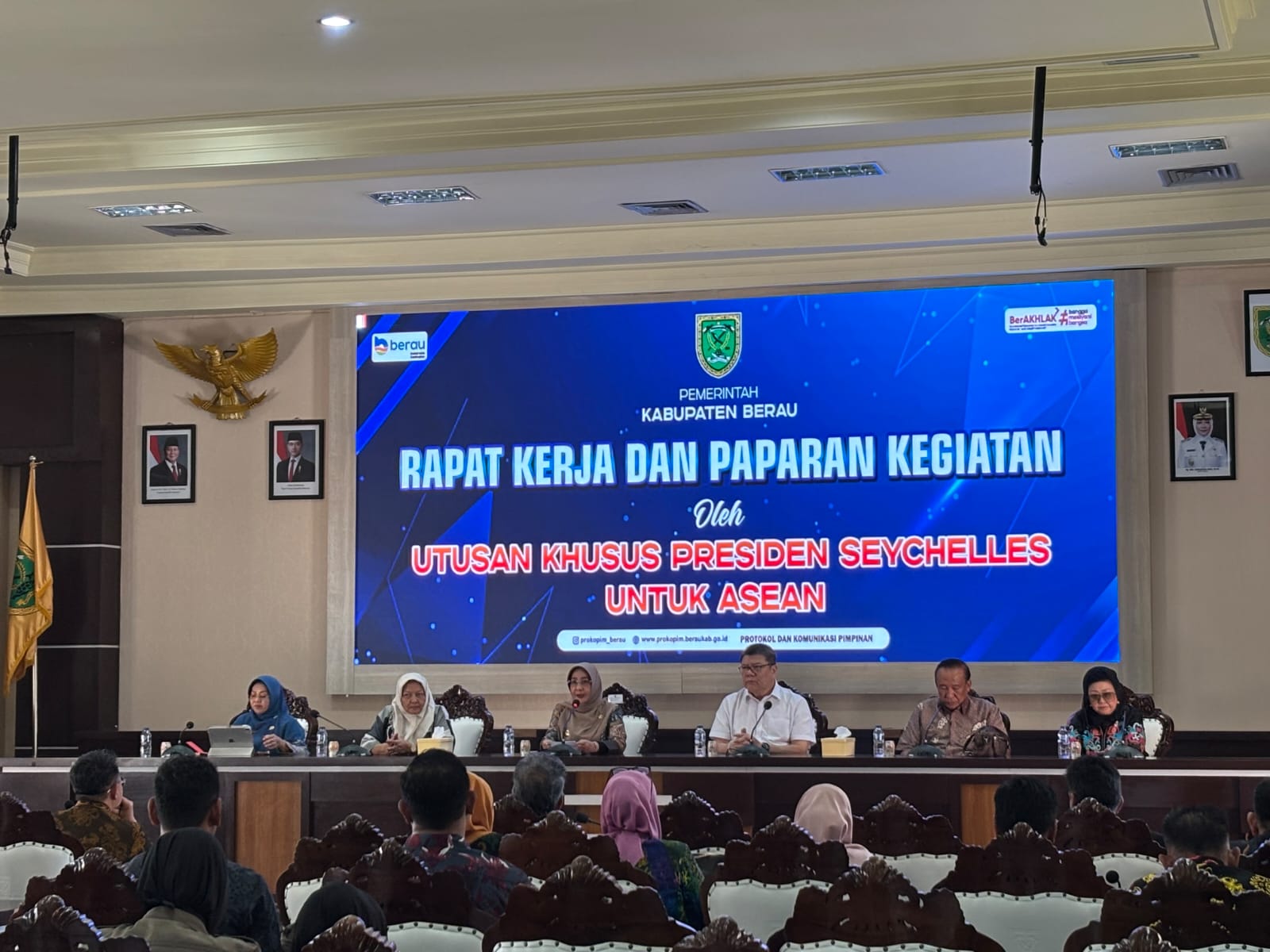 RAPAT KERJA: Bupati Berau, Sri Juniarsih, berharap kerja sama dengan Seychelles memperkuat pengembangan ekonomi biru dan membuka peluang ekspor produk lokal ke internasional. (IZZA/BP)