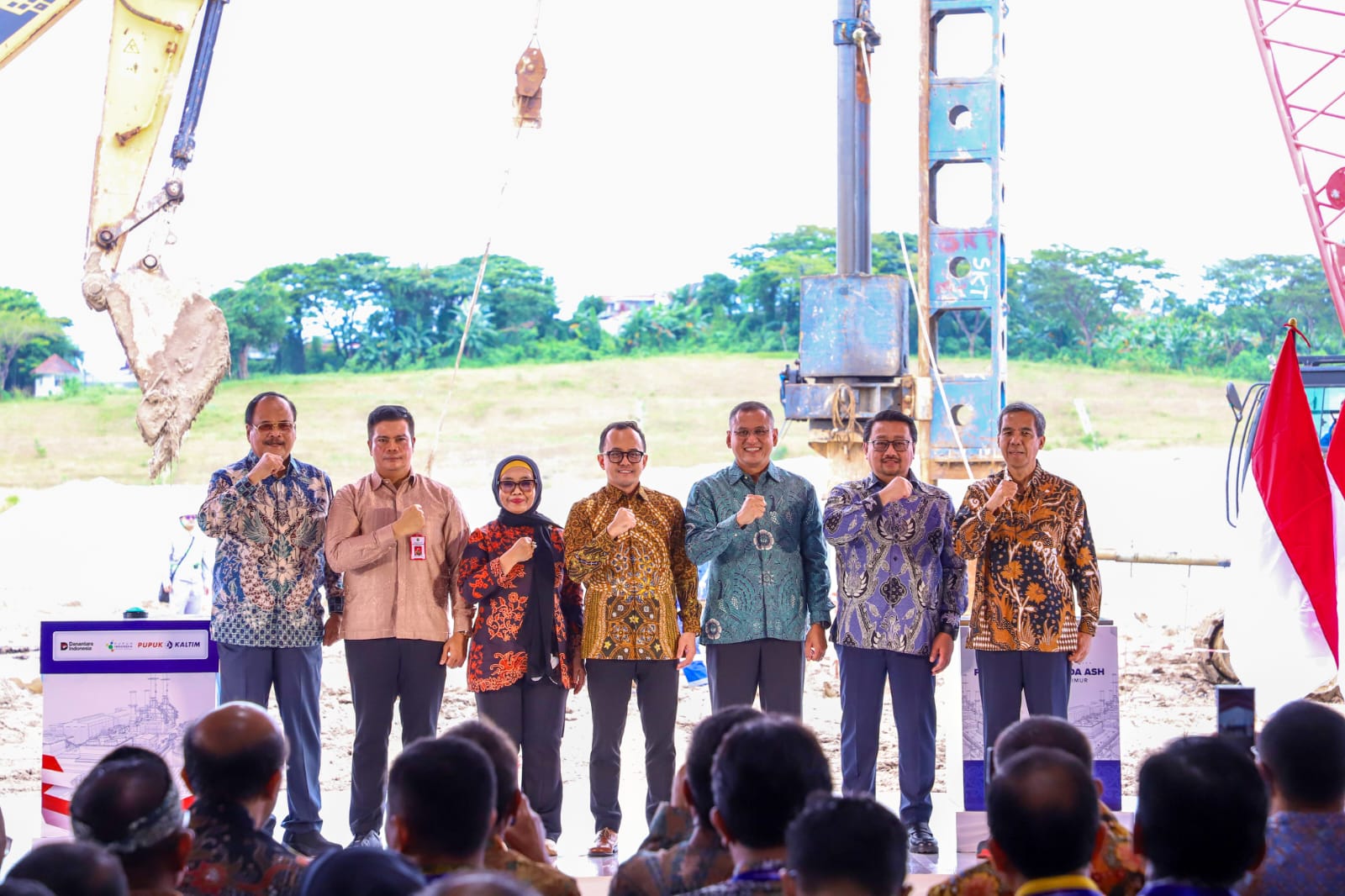 PERESMIAN: Wali Kota Bontang Neni Moerniaeni menghadiri groundbreaking pabrik soda ash milik PKT. (KMF-ADIEPRAJA/BERAU POST)