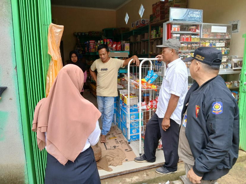 PANTAU PENJUALAN: Tim Diskoperindag diterjunkan ke beberapa pedagang yang menjual Gas LPG 3 Kg untuk melihat apakah penjualan sudah sesuai dengan HET yang ditetapkan. (SENO/BP)
