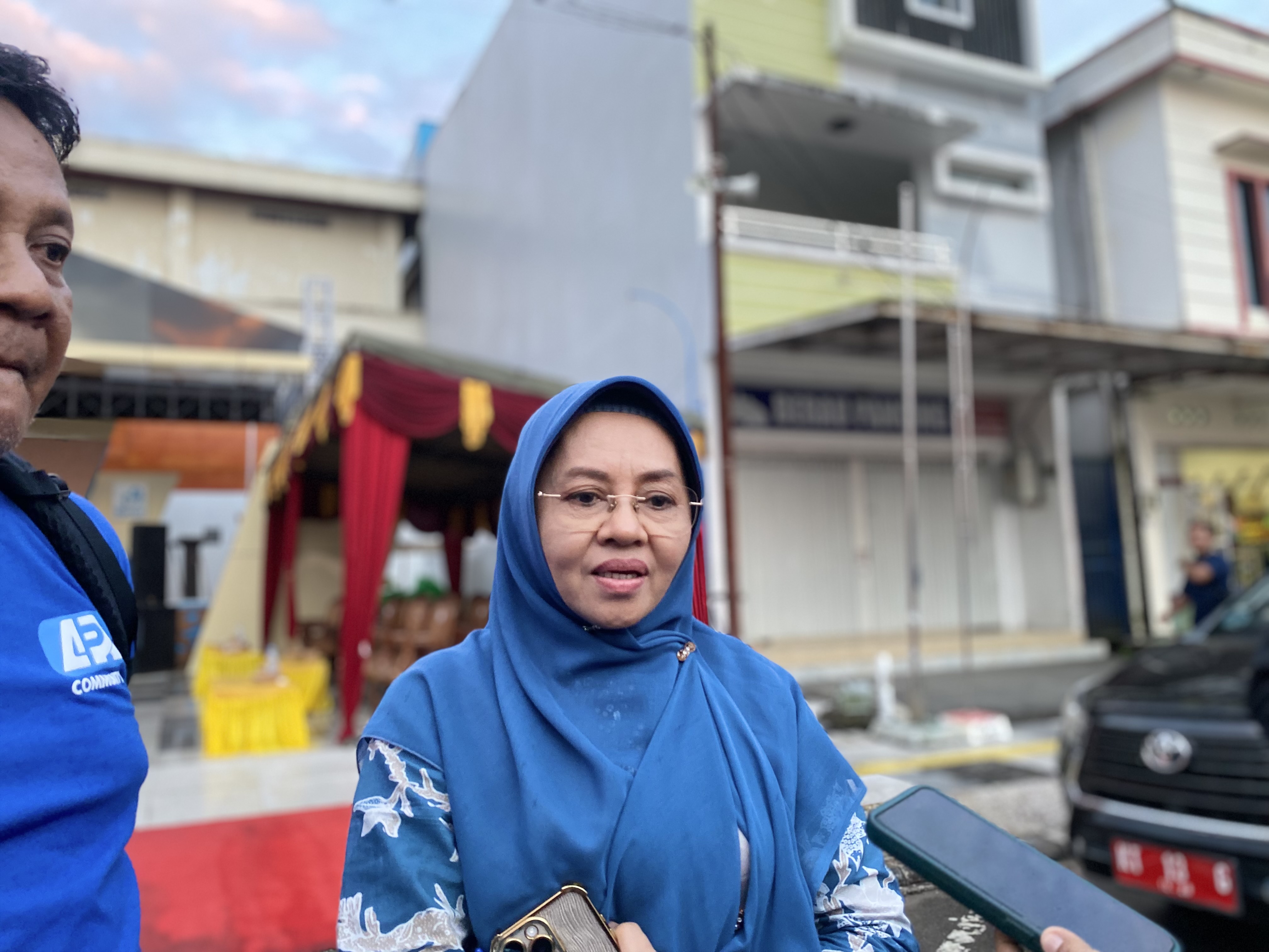 TINJAUAN LAPANGAN: Tim KKP bersama Dinas Perikanan saat berkunjung di Kampung Buyung-Buyung, Tabalar untuk melihat potensi pembentukan KNMP Hub. (SENO/BP)