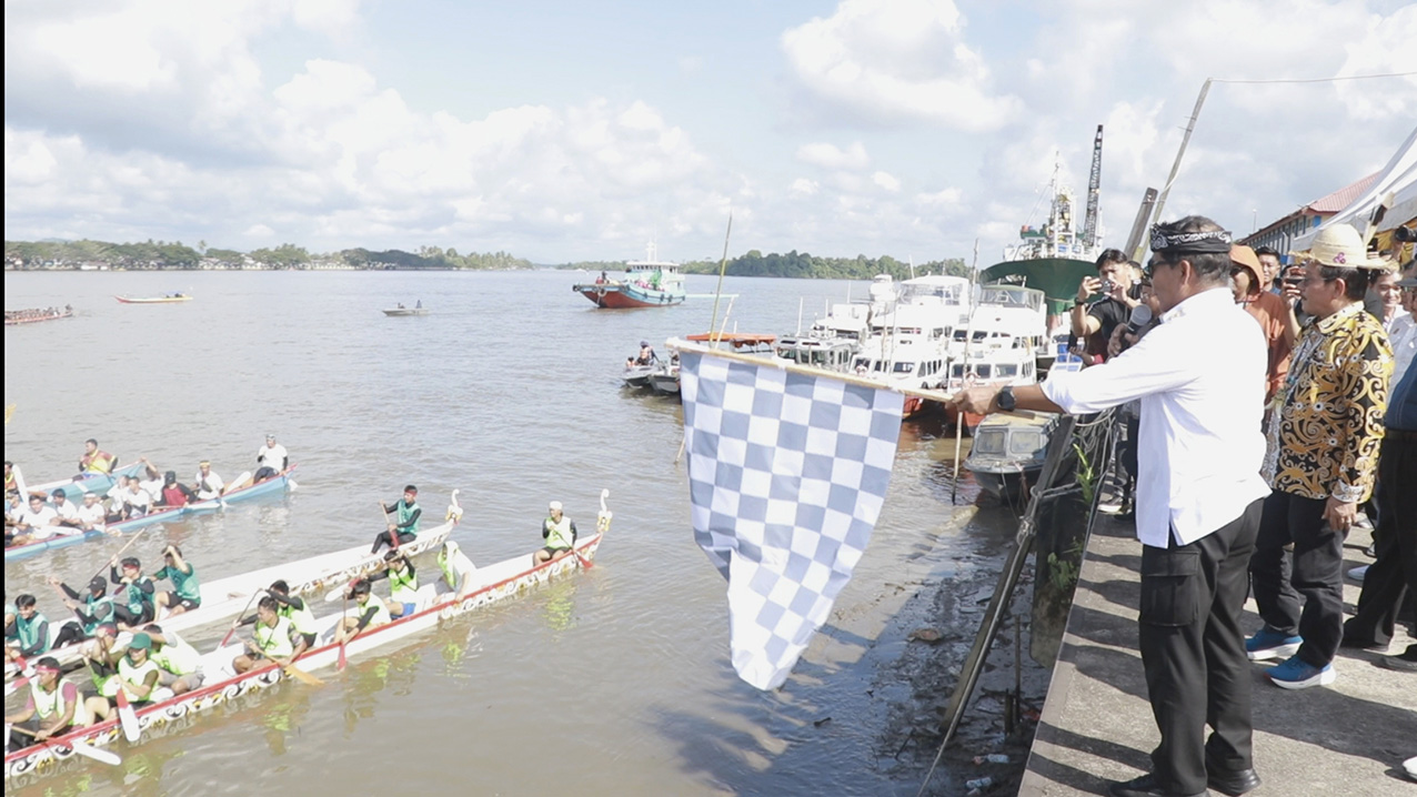 LOMBA DAYUNG: Gubernur Kalimantan Utara (Kaltara) Zainal A. Paliwang membuka gelaran Fastest on Kayan River di Pelabuhan VIP Tanjung Selor, Sabtu (1/11) lalu. (DKISP KALTARA )