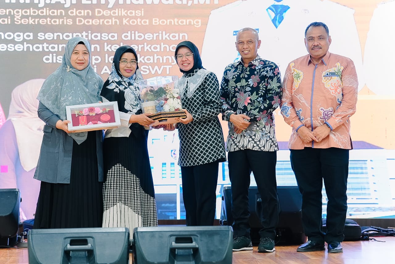 PURNA TUGAS: Gelaran purna tugas Aji Erlynawarti yang resmi menyelesaikan masa tugasnya sebagai Aparatur Sipil Negara. (KMF-FIRMAN UNTUK BERAU POST)