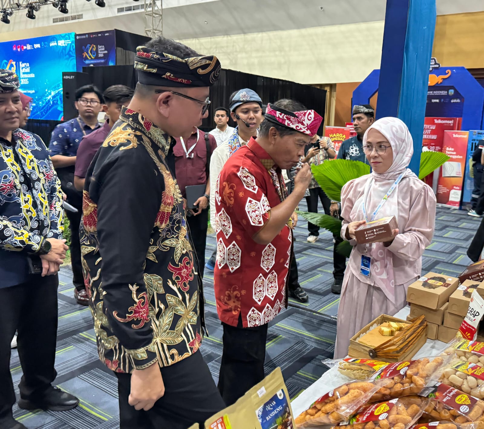 KUNJUNGI BOOTH UMKM: Gubernur Kaltara Zainal Arifin Paliwang didampingi Kepala KPwBI Kaltara Hasiando Ginsar Manik saat kunjungi booth UMKM usai penutupan KKB 2025, Minggu (2/11). (SEPTIAN ASMADI/HRK)