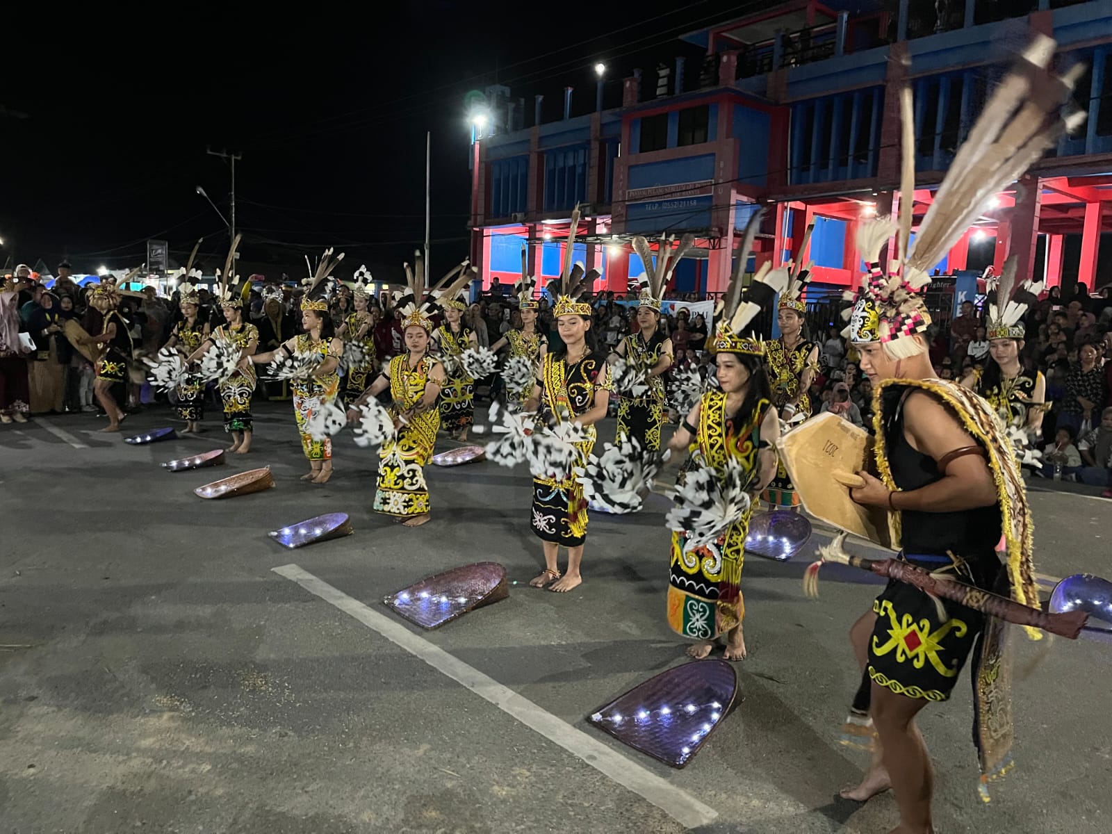 PERAYAAN HUT KALTARA: Folk Carnival menjadi manifestasi visual yang megah dari keberagaman dan kekayaan budaya masyarakat Kaltara. (FAISAL/HRK)