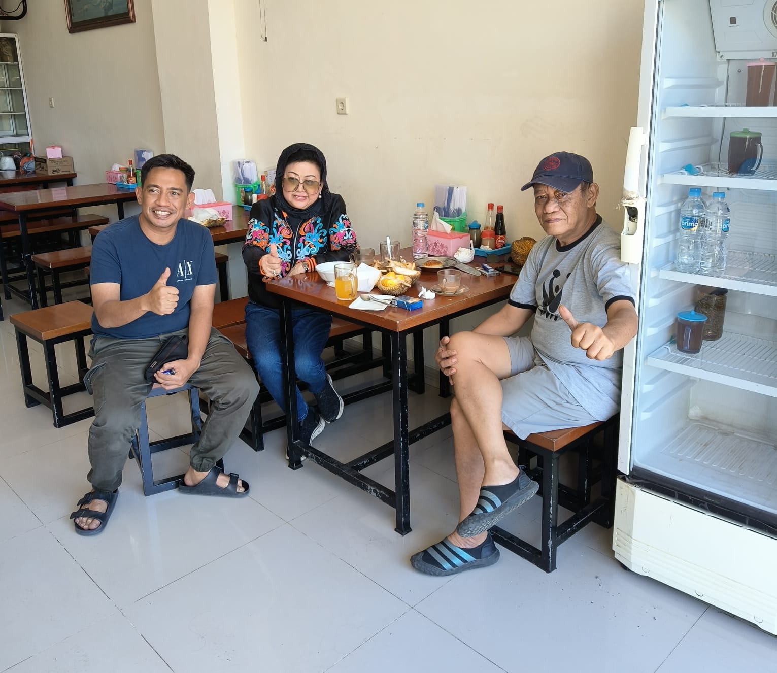 MAMPIR DI HOKKY: Bersama Bu Meiliana, mantan Pj Sekprov Kaltim dan Amrizal, Kasi Pidum Kejari Berau di depot Hokky, kemarin (2/11). (DOK PRIBADI)